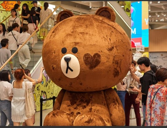 지난 8일 서울 강남구에 처음 문을 연 '라인프렌즈 강남스토어'에 라인프렌즈 대표 캐릭터 초대형 브라운이 방문객의 사랑을 받고 있다. 라인프렌즈 제공