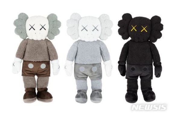 【서울=뉴시스】시작가 140만원에 나온 카우스Holiday Hong Kong Plush (3점) 아트상품혼합재료, each 24×10×50(h)cm, limited edition, 2019. 사진제공= 케이옥션