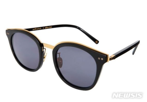 【서울=뉴시스】시작가 10만원에 경매 나온 배우 현빈 소장품 선글라스 + 친필 사인지
