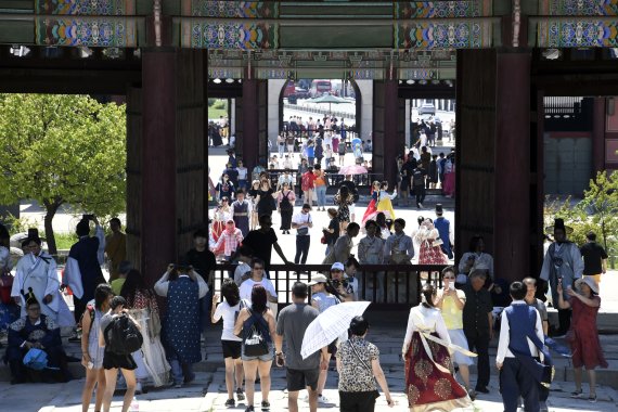 11일 서울 종로구 경복궁을 찾은 외국인 관광객들과 시민들이 기념촬영을 하며 즐거운 시간을 보내고 있다. 문화재청은 제74주년 광복절을 맞아 경복궁, 창덕궁, 덕수궁, 창경궁 등 4대궁과 종묘, 조선왕릉을 오는 25일까지 무료로 개방한다. 사진=박범준 기자