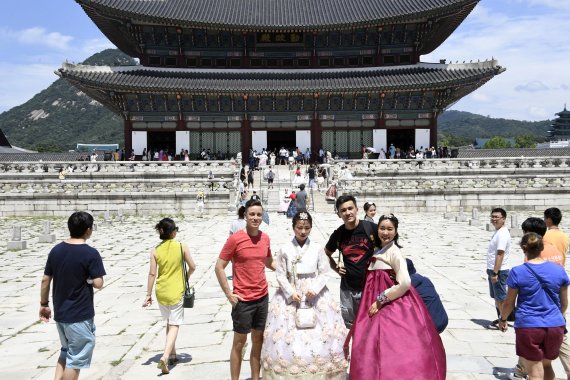 11일 서울 종로구 경복궁을 찾은 외국인 관광객들과 시민들이 기념촬영을 하며 즐거운 시간을 보내고 있다. 문화재청은 제74주년 광복절을 맞아 경복궁, 창덕궁, 덕수궁, 창경궁 등 4대궁과 종묘, 조선왕릉을 오는 25일까지 무료로 개방한다. 사진=박범준 기자