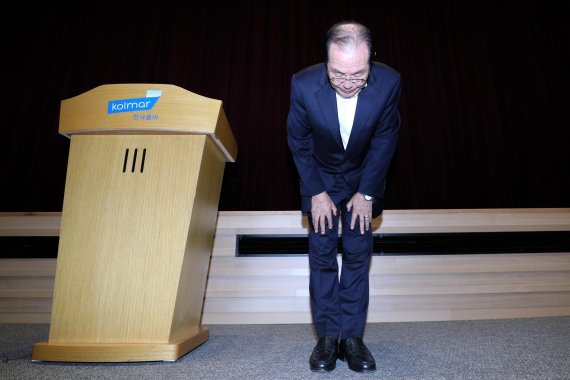 직원 조회에서 여성비하와 막말 유튜브 영상을 틀어 물의를 일으킨 윤동한 한국콜마 회장이 11일 서울 내곡동 한국콜마 종합기술원 대강당에서 대국민 사과를 하고 있다. 사진=뉴스1