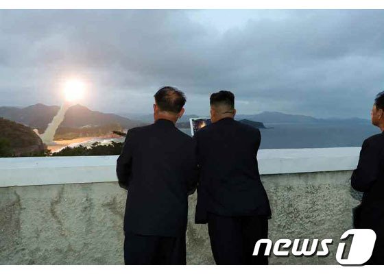 김정은 북한 국무위원장이 새 무기의 시험사격을 지도했다고 노동신문이 11일 보도했다. (노동신문)© 뉴스1