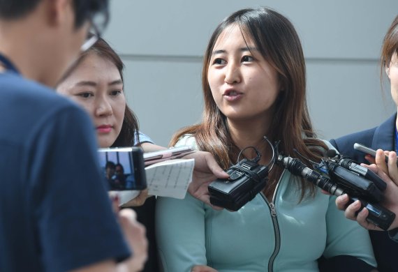 최순실씨의 딸 정유라씨가 2017년 5월31일 인천국제공항을 통해 입국, 취재진들의 질문에 답하고 있다. 사진=김범석 기자