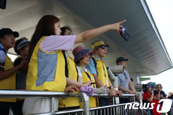 지난해 10월 신축된 도라산전망대에서 DMZ 평화의길 탐방객들이 북녘땅을 바라보고 있다. © 뉴스1
