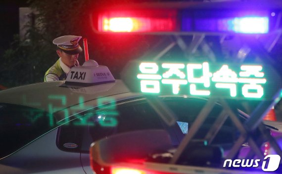 '제2윤창호법' 시행 첫 날인 25일 새벽 서울 마포구 합정역 인근에서 경찰이 음주운전 단속을 하고 있다. 이날 오전 0시부터 개정 도로교통법 시행에 따라 음주운전자에 대한 면허정지는 혈중알코올농도 0.05%에서 0.03%로, 면허취소는 0.10%에서 0.08%로 강화된다. 2019.6.25/뉴스1 © News1 구윤성 기자