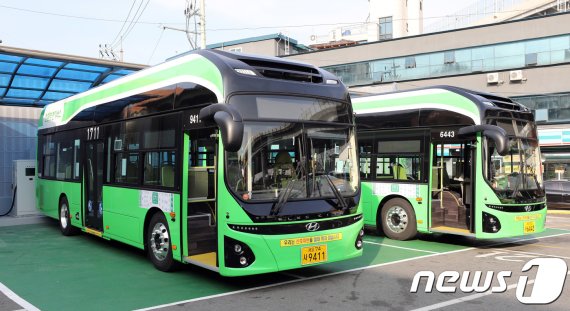 2018년 11월15일 오전 서울 성북구 도원교통 정릉차고지에 서울시 최초 전기시내버스가 주차돼 있다. 2018.11.15/뉴스1 © News1 이재명 기자