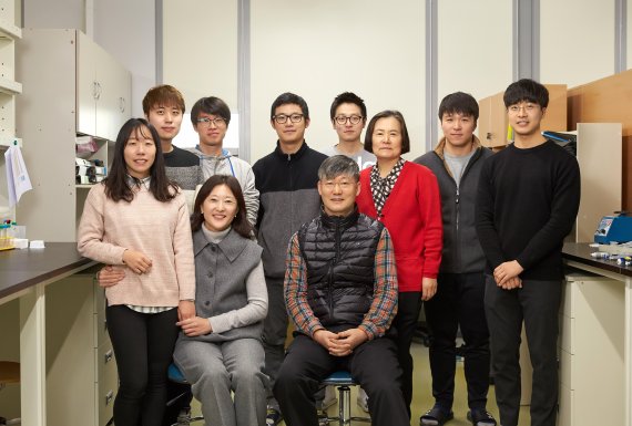 UNIST생명과학부 권혁무 교수(앞줄 가운데) 연구팀의 모습. /사진=UNIST