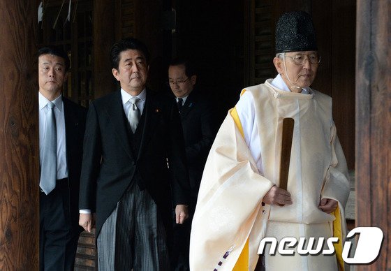 아베 신조 일본 총리는 2013년 12월 '일본 군국주의의 상징' 야스쿠니 신사를 참배했다. © AFP=뉴스1