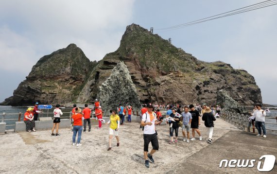 10일 오후 경상북도 울릉군 독도를 찾은 관광객들이 독도를 살펴보고 있다. 2019.8.10/뉴스1 © News1 박세연 기자
