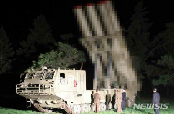 【서울=뉴시스】북한 김정은 국무위원장이 ２일 새벽 새로 개발한 대구경조종방사포의 시험사격을 또다시 지도했다며, 노동신문이 사진과 함께 3일 보도했다. 노동신문은 "시험사격은 대구경조종방사탄의 고도억제비행성능과 궤도조종능력 및 목표명중성을 검열할 목적으로 진행했다"고 밝혔다. 2019.08.03. (출처=노동신문) photo@newsis.com