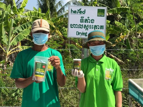 팜슈가 제품을 들고 있는 캄보디아 농민들의 모습 코이카 제공