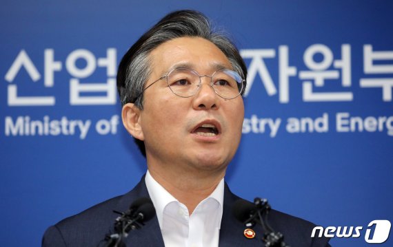 성윤모 산업통상자원부 장관이 12일 정부세종청사 산자부 기자실에서 전략물자 수출입고시 개정 관련 브리핑을 하고 있다. .2019.8.12/뉴스1 © News1 장수영 기자