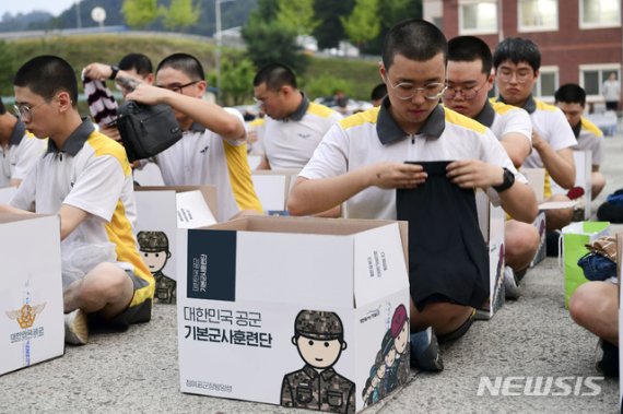 【서울=뉴시스】공군 기본군사훈련단에 입소한 훈련병들이 자신의 옷가지와 물품을 가족에게 돌려보내기 위해 택배상자에 넣고 있다. 2019.08.13. (사진=대한민국 공군 제공) photo@newsis.com