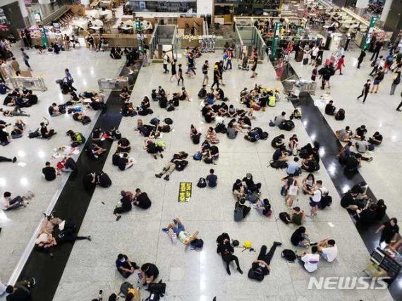 【서울=뉴시스】홍콩 국제공항 밤9시 시위대 모습. 2019.08.12. (사진=CNN 캡쳐)