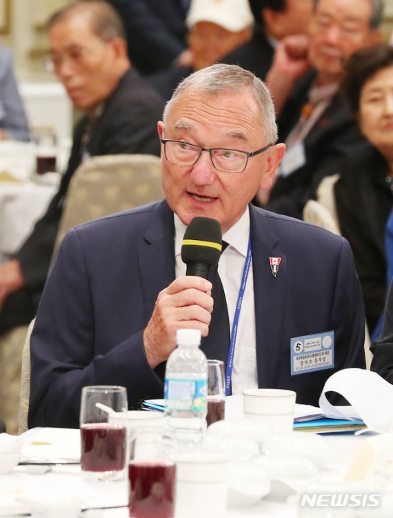 【서울=뉴시스】전신 기자 = 홍재하 선생의 아들 장자크 홍푸안 씨가 13일 청와대 영빈관에서 열린 독립유공자 및 후손 초청 오찬에서 인터뷰하고 있다. 2019.08.13. photo1006@newsis.com