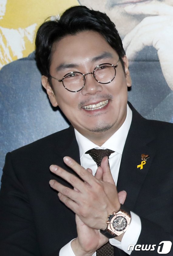배우 조진웅이 13일 오후 서울 용산CGV에서 열린 영화 '광대들: 풍문조작단' 언론시사회에 참석해 미소를 짓고 있다. '광대들'은 조선 팔도를 무대로 풍문을 조작하고 민심을 흔드는 광대들이 권력의 실세 한명회에 발탁되어 세조에 대한 미담을 만들어내면서 역사를 뒤바꾸는 이야기를 그린 작품이다. 2019.8.13/뉴스1 © News1 권현진 기자