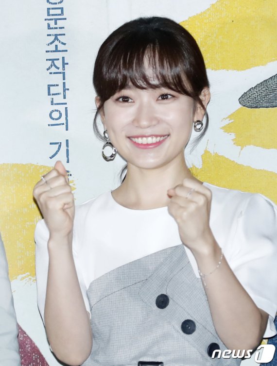 배우 김슬기가 13일 오후 서울 용산CGV에서 열린 영화 '광대들: 풍문조작단' 언론시사회에 참석해 포즈를 취하고 있다. '광대들'은 조선 팔도를 무대로 풍문을 조작하고 민심을 흔드는 광대들이 권력의 실세 한명회에 발탁되어 세조에 대한 미담을 만들어내면서 역사를 뒤바꾸는 이야기를 그린 작품이다. 2019.8.13/뉴스1 © News1 권현진 기자