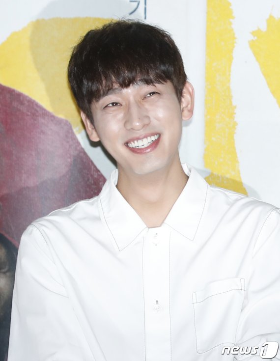 배우 윤박이 13일 오후 서울 용산CGV에서 열린 영화 '광대들: 풍문조작단' 언론시사회에 참석해 미소를 짓고 있다. '광대들'은 조선 팔도를 무대로 풍문을 조작하고 민심을 흔드는 광대들이 권력의 실세 한명회에 발탁되어 세조에 대한 미담을 만들어내면서 역사를 뒤바꾸는 이야기를 그린 작품이다. 2019.8.13/뉴스1 © News1 권현진 기자