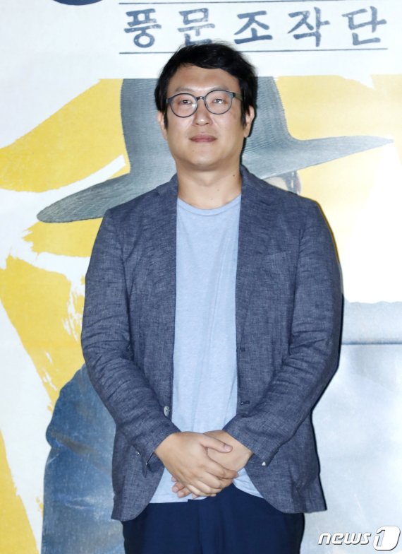 김주호 감독이 13일 오후 서울 용산CGV에서 열린 영화 '광대들: 풍문조작단' 언론시사회에 참석해 포즈를 취하고 있다. '광대들'은 조선 팔도를 무대로 풍문을 조작하고 민심을 흔드는 광대들이 권력의 실세 한명회에 발탁되어 세조에 대한 미담을 만들어내면서 역사를 뒤바꾸는 이야기를 그린 작품이다. 2019.8.13/뉴스1 © News1 권현진 기자