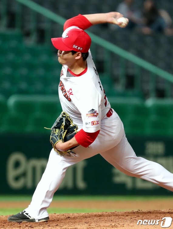 13일 오후 인천 문학야구장에서 열린 프로야구 2019 신한은행 마이카(MY CAR) KBO 리그 SK 와이번스와 삼성 라이온즈의 경기 9회초 SK 하재훈이 역투하고 있다. 2019.8.13/뉴스1 © News1 박정호 기자