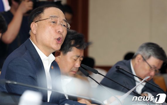'분양가 상한제' 홍남기 패싱 논란에…洪 "장관들끼리 조율 했다"