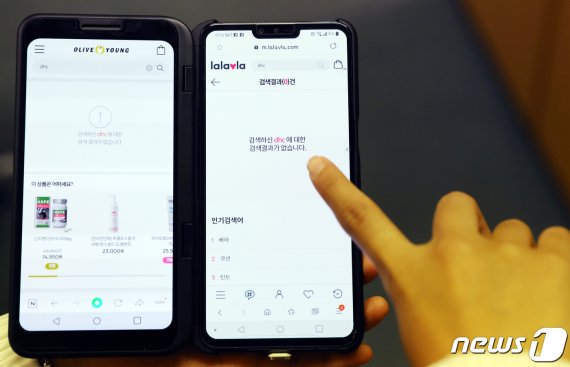 국내 헬스앤뷰티(H&B) 스토어 올리브영·랄라블라·롭스가 13일 혐한 발언으로 논란이 된 일본 화장품 브랜드 DHC 제품의 판매를 중단했다. 3개 스토어는 DHC의 자회사인 'DHC테레비'가 혐한 발언이 담긴 유튜브 콘텐츠를 내보낸 사실이 알려지면서 국내 소비자들 사이에 불매운동이 일어나는 등 여론이 악화한 데 따른 조치로 풀이된다. 2019.8.13/뉴스1 © News1 송원영 기자