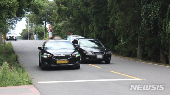 【제주=뉴시스】강경태 기자 = 제주시 노형동 도깨비도로에서 한 차량이 중앙선을 침범해 도깨비도로 착시현상을 체험 중인 차량을 추월하고 있다. ktk2807@newsis.com