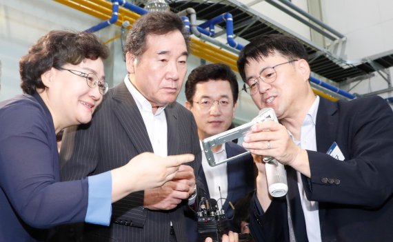 이낙연 국무총리(왼쪽 두번째)는 14일 대전 유성구 한국기계연구원를 방문해 대형플랜트실험실에서 관계자의 설명을 듣고 있다. 뉴스1