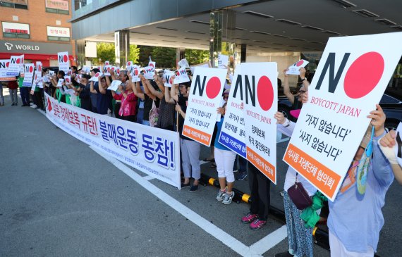 일본군'위안부' 피해자 기림의 날인 14일 강원 춘천시 석사동 퇴계사거리에서 석사동 자생단체 협의회 관계자들이 일본 경제보복을 규탄하고 불매운동 동참을 선언하고 있다. 뉴스1