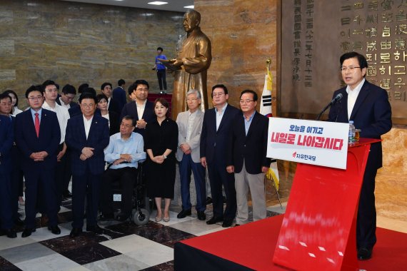 자유한국당 황교안 대표가 14일 오후 서울 여의도 국회 본관 중앙홀에서 대국민 담화문을 발표하고 있다. 사진=서동일 기자