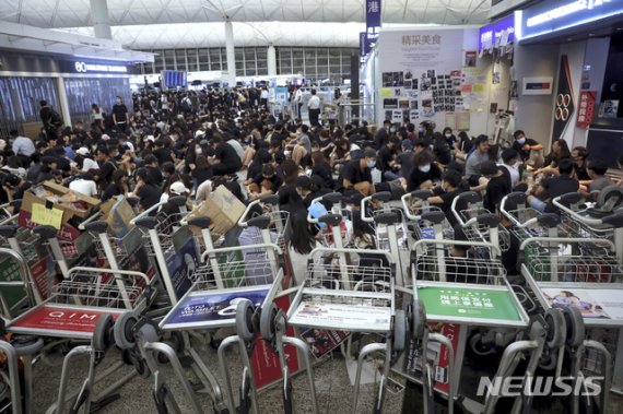 【홍콩=AP/뉴시스】 13일 오후 홍콩의 '범죄인 인도 법안(송환법)' 반대 시위대가 공항 내 카트를 쌓아 차벽을 이루며 대규모의 농성을 벌이고 있다. 지난 이틀 동안 탑승 수속이 중단됐던 홍콩국제공항은 14일(현지시간) 오전 업무를 재개한 상황이다. 2019.8.14. /사진=뉴시스
