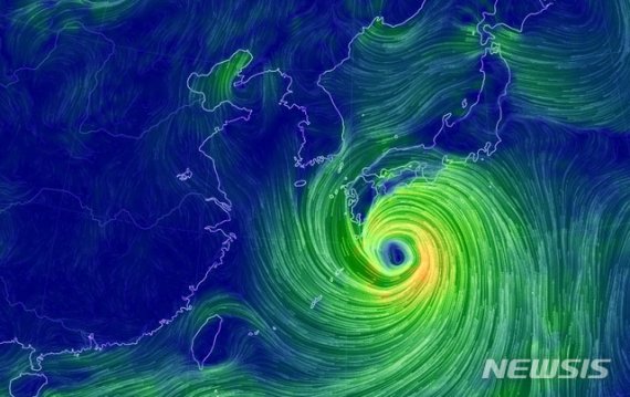 【서울=뉴시스】 전국 대부분 지역에 폭염 경보가 발효된 14일 제10호 태풍 `크로사`가 일본을 관통하고 계속해서 북상해 15일부터 우리나라 동해를 비롯한 전국에 간접 영향을 줄 예정이다. 기상청은 15일 오전을 기해 강원 산지와 동해안 6개 시군 평지, 태백에 호우 예비특보와 강풍 예비특보를 발표했다. 또한 동해 중부 전 해상에는 15일 오전 풍랑 예비특보, 동해 중부 먼바다는 15일 오후 태풍 예비특보를 각각 발효했다. 세계 기상 정보 비주얼 맵인 어스널스쿨 영상에 제10호 태풍 `크로사`가 14일 오후 일본 남쪽에서 본토를 향