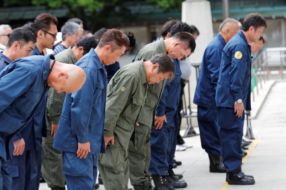 아베 총리, 봄 제사 시작한 야스쿠니에 공물 또 봉납