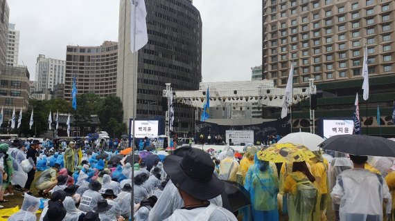 15일 서울광장에서 열린 '일제 강제동원 문제해결을 위한 시민대회'에 시민들이 집결해 있다./사진=이병훈 기자