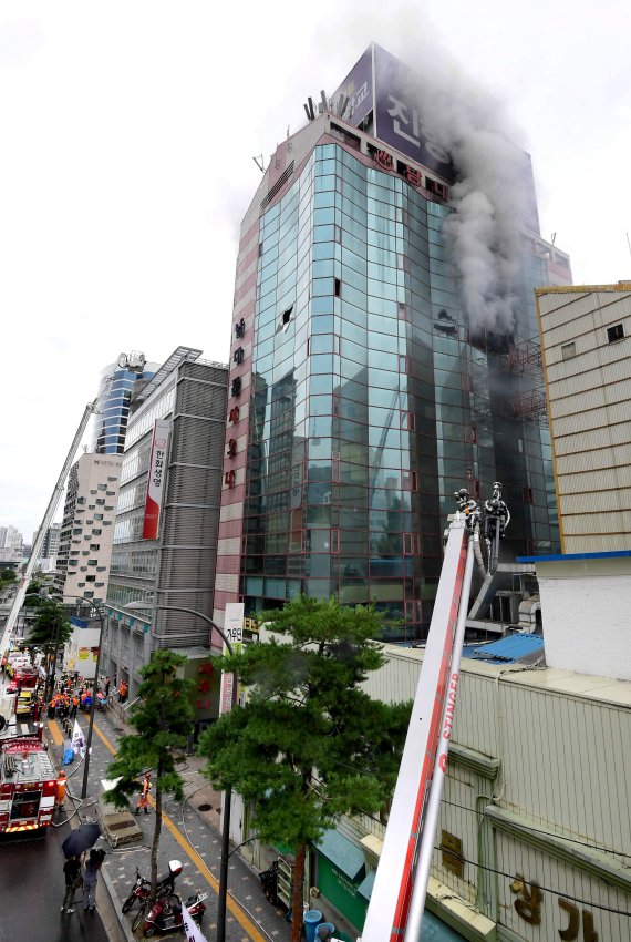 15일 오전 서울 중구 퇴계로에 있는 남대문 오피스텔에서 화재가 발생해 소방대원들이 진화작업을 하고 있다. 사진=박범준 기자