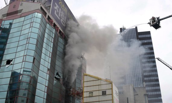 15일 오전 서울 중구 퇴계로에 있는 남대문 오피스텔에서 화재가 발생해 소방대원들이 진화작업을 하고 있다. 사진=박범준 기자