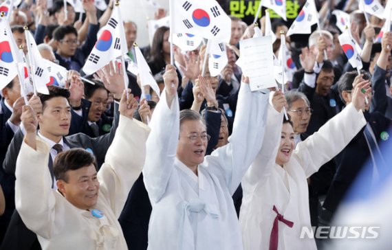 문재인 대통령이 15일 충남 천안시 독립기념관에서 열린 제74회 광복절 경축식에서 참석자들과 함께 만세삼창을 하고 있다. /사진=뉴시스