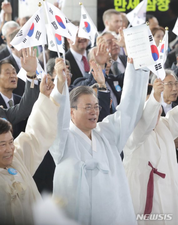 문재인 대통령이 15일 충남 천안시 독립기념관에서 열린 제74회 광복절 경축식에서 참석자들과 함께 만세삼창을 하고 있다. /사진=뉴시스