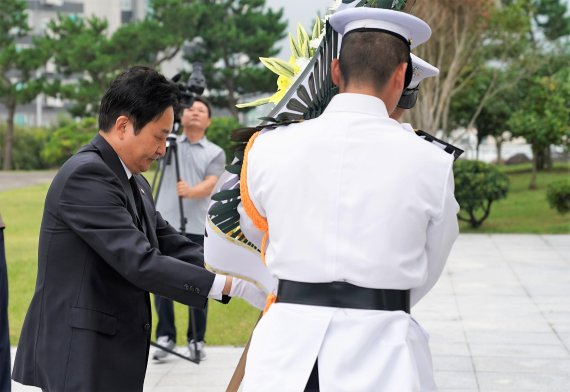 [fn포토] 제74주년 광복절…원희룡 제주도지사, 애국선열추모탑 참배