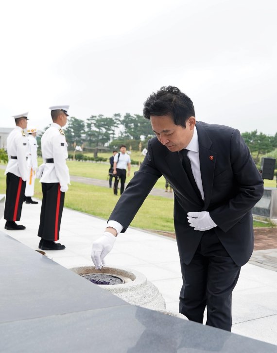 [fn포토] 제74주년 광복절…원희룡 제주도지사, 애국선열추모탑 참배