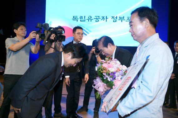 원희룡 제주도지사가 15일 광복절 경축식에서 독립유공자 유가족에게 존경과 감사의 마음을 전하고 있다. [사진=제주특별자치도]