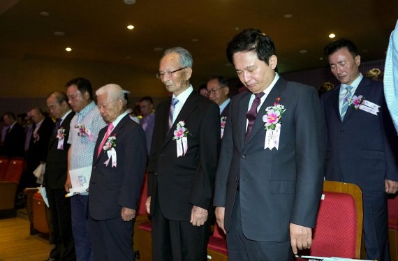 제주도는 15일 오전 10시 제주시 학생문화원에서 제74주년 광복절 경축식을 갖고 나라를 위해 몸을 바친 선열들을 추모했다.