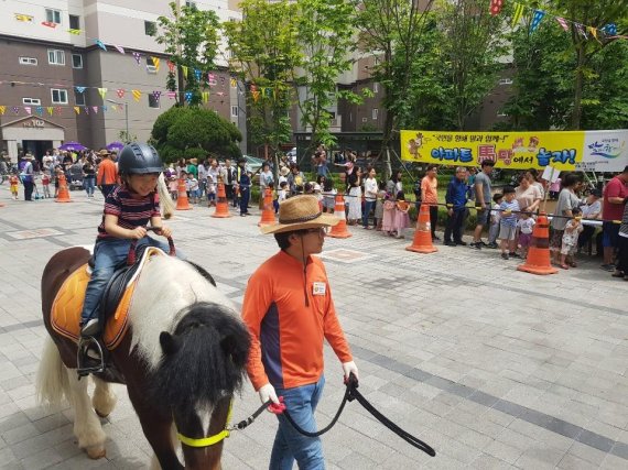 아파트로 찾아가 승마 체험 프로그램을 운영하는 한국마사회 렛츠런파크 부산경남의 '아파트 마당에서 놀자' 프로그램이 갈수록 인기를 끌고 있다. 사진=렛츠런파크 부산경남 제공.