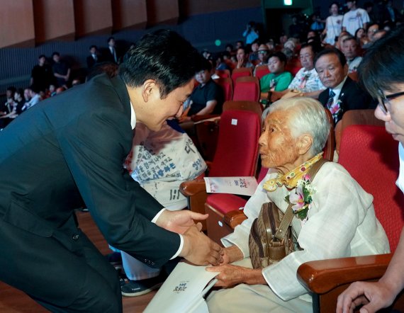 15일 제74주년 광복절 경축식과 광복회원 초청 간담회에서 독립유공자 유가족과 광복회원에게 존경과 감사의 뜻을 전하고 있는 원희룡 제주도지사. [사진=제주특별자치도 제공]