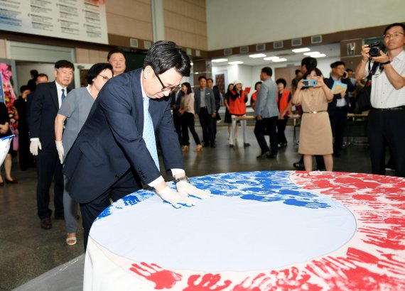 최종환 파주시장 대형 손도장 태극기 제작 동참. 사진제공=파주시