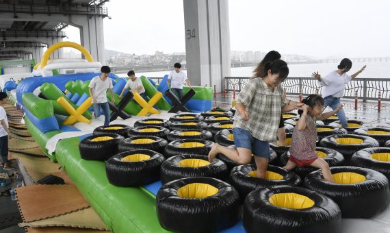 서울시는 전국체전 100회 행사의 일환으로 15일 서울 잠수교를 통제하고 100미터 길이의 에어바운스를 설치, 신나는 스포츠 체험 행사를 열었다. 행사장을 찾은 시민들이 에어바운스에서 신나는 시간을 보내고 있다. 사진=박범준 기자