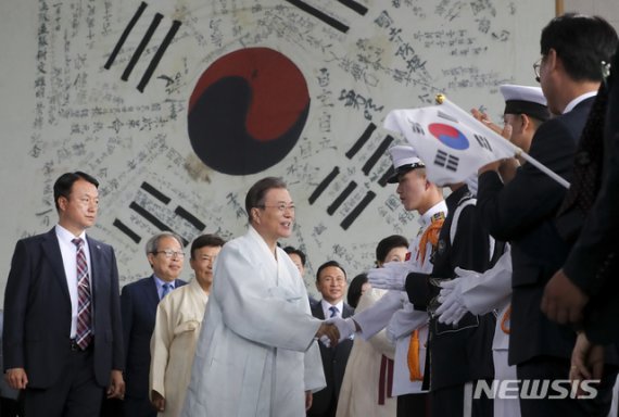 문재인 대통령과 부인 김정숙여사가 15일 충남 천안시 독립기념관에서 열린 제74회 광복절 경축식에서 참석자들과 인사하며 행사장에 입장하고 있다.