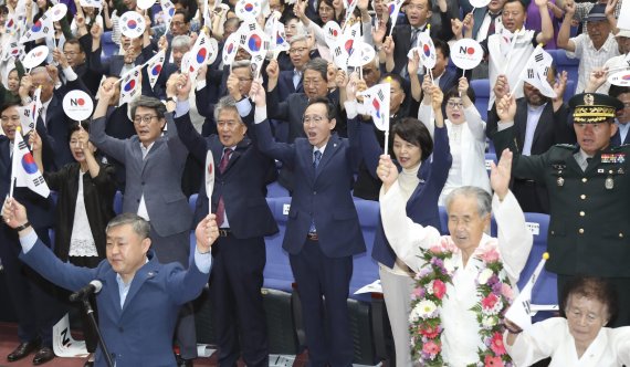 송하진 전북도지사(가운데)/사진=전북도