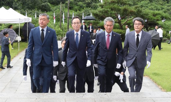 송하진 전북도지사(左 2번째)와 송성환 전북도의회 의장(左 1번째)/사진=전북도